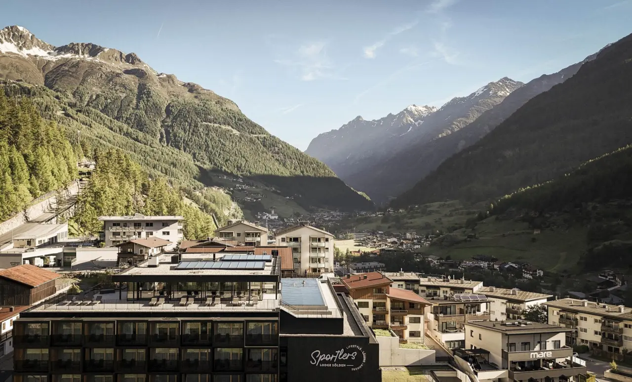 Aussenansicht der Sportlers Lodge Sölden mit Rooftop-Pool und beeindruckendem Alpenpanorama.