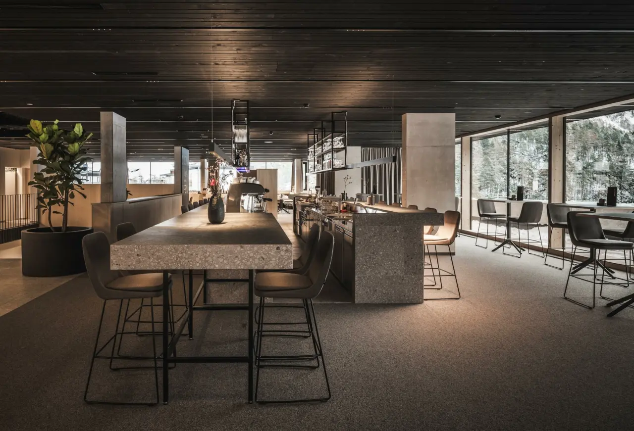 Modernes Restaurant und Bar mit Blick auf die verschneite Berglandschaft im Sportlers Lodge Sölden.