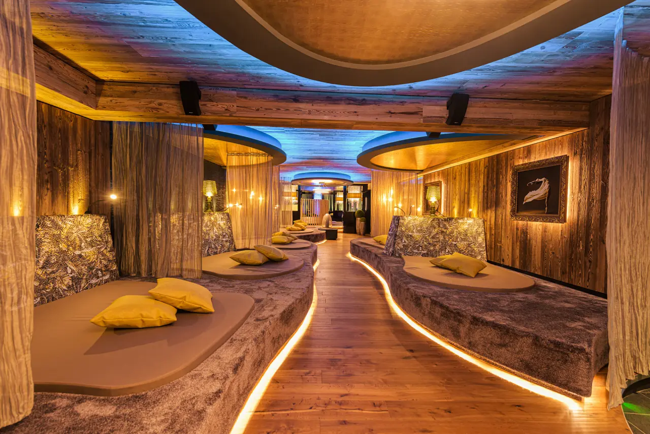 Gemütlicher Ruheraum mit bequemen Liegen und stimmungsvoller Beleuchtung im Wellnessbereich des Hotel Winzer Wellness & Kuscheln.