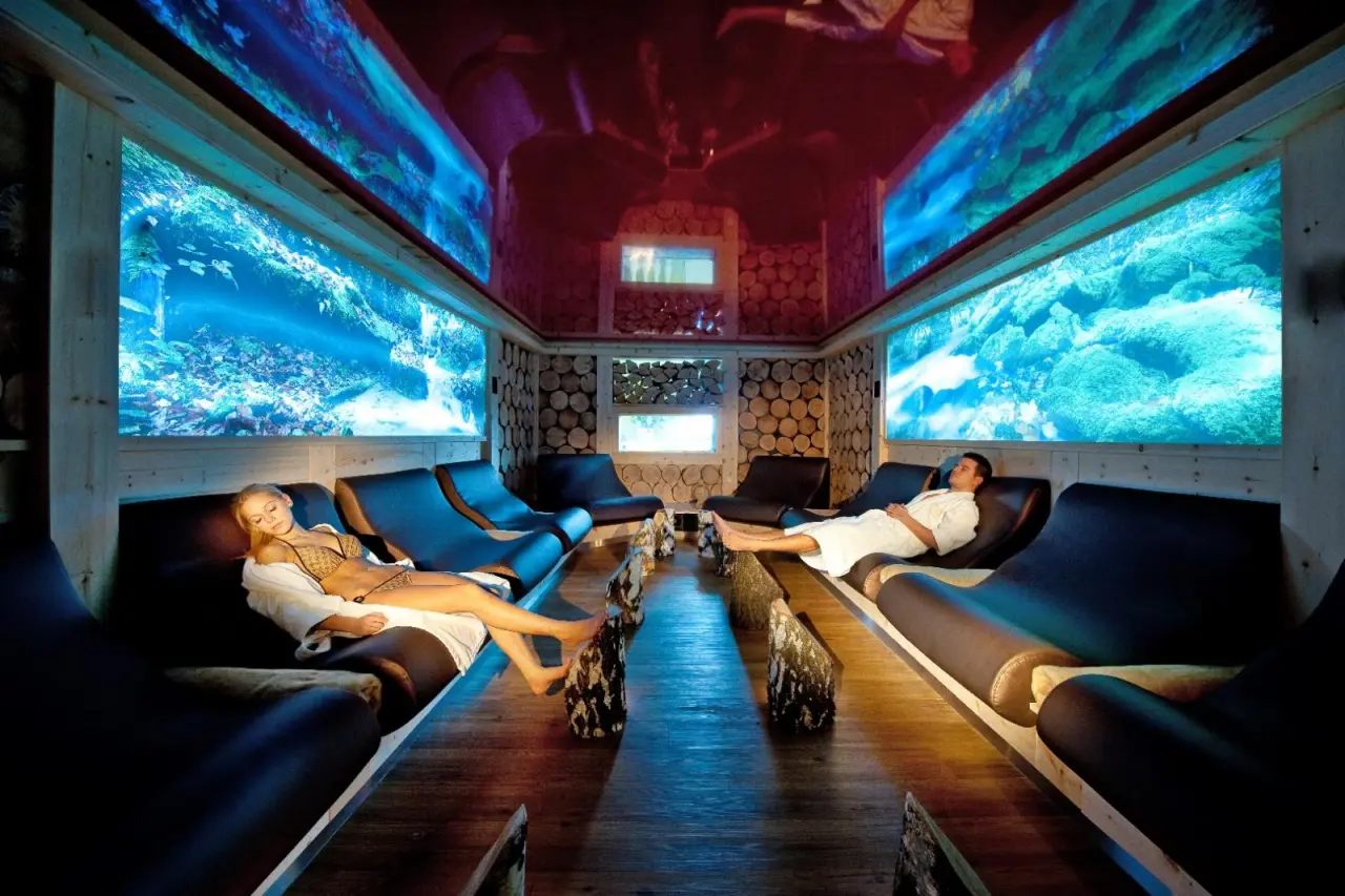 Entspannungsraum mit bequemen Liegen und Naturprojektionen im Hotel Winzer Wellness & Kuscheln.