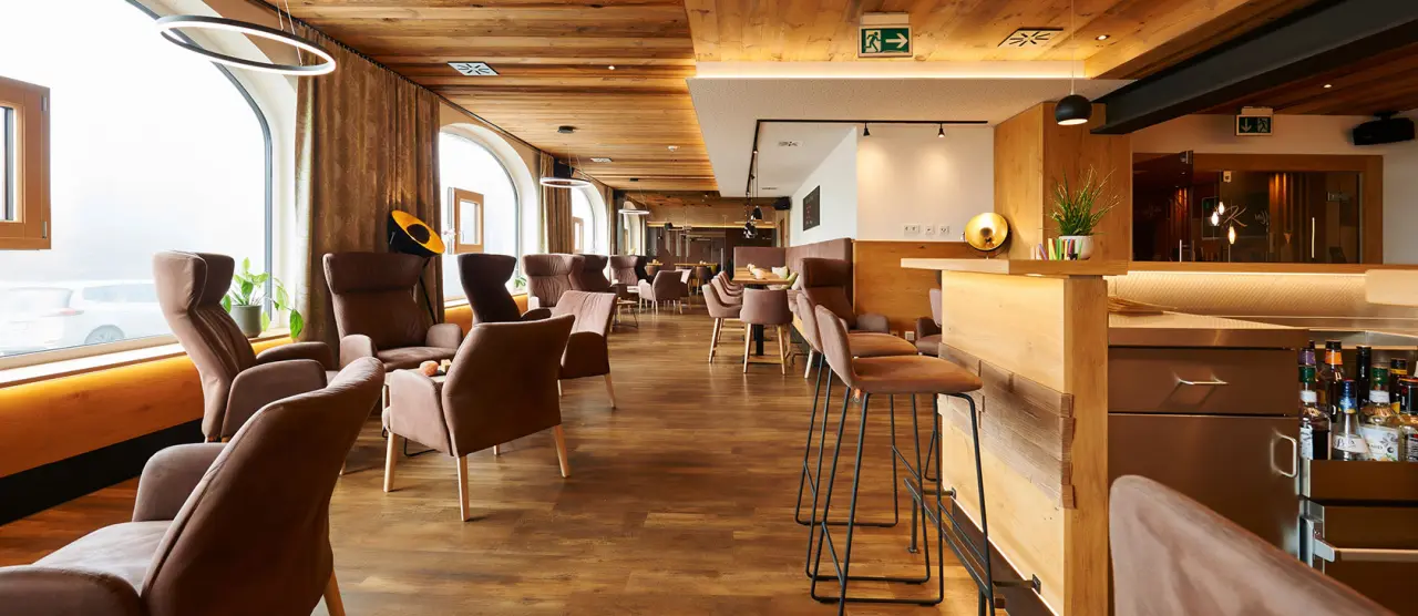 Gemütliche Lounge und Bar im Wellnesshotel Zum Koch mit Holzelementen und bequemen Sesseln.