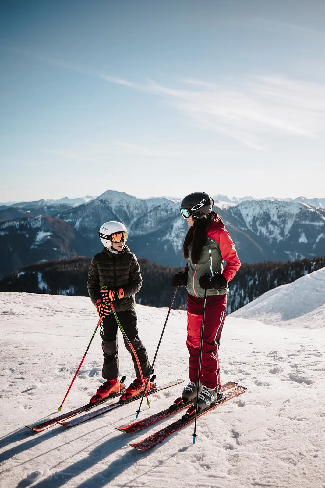 Hofgut Apartment & Lifestyle Resort Wagrain in Wagrain – Kinder beim Skifahren in der verschneiten Bergwelt | Wellnesshotel Salzburger Land
