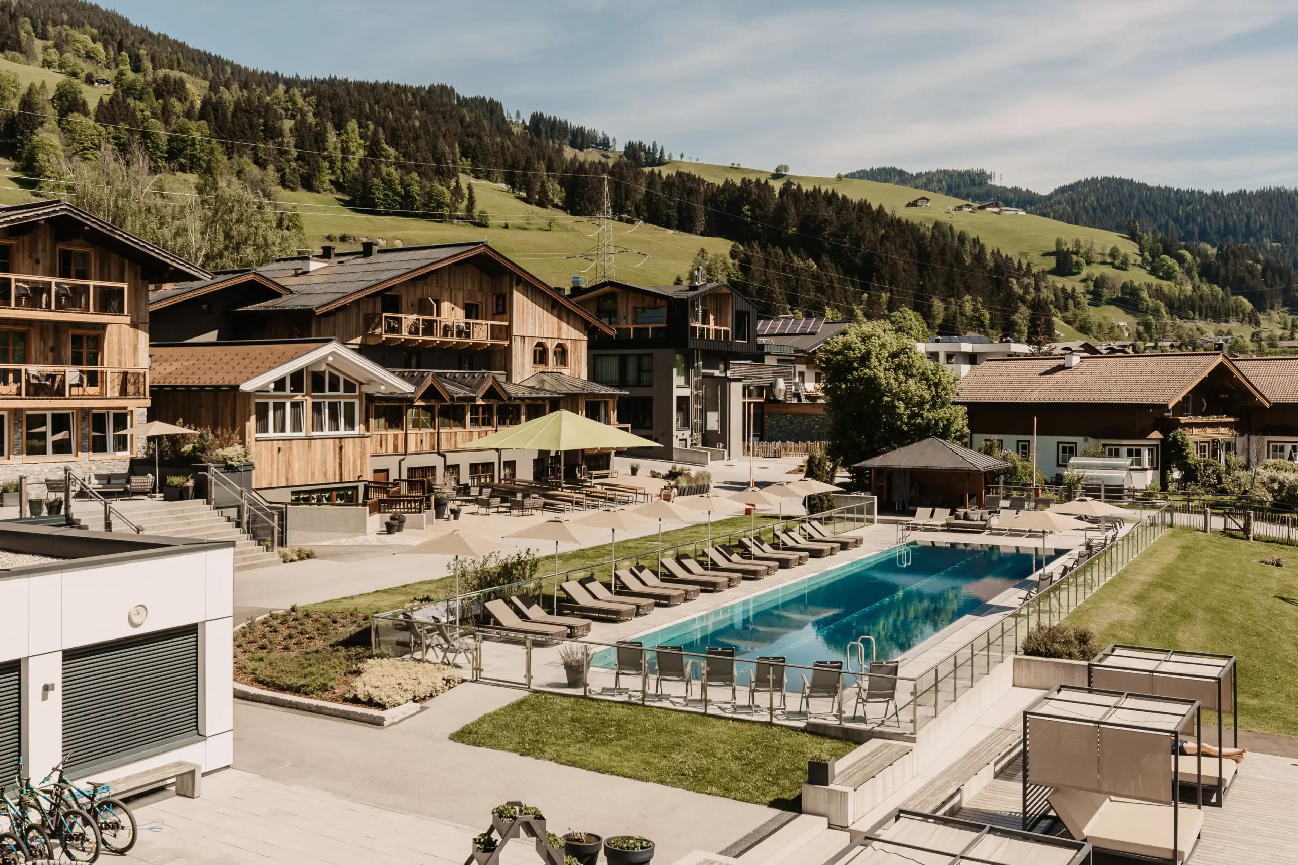 Hofgut Apartment & Lifestyle Resort Wagrain in Wagrain – Außenpool mit Liegewiese und Bergblick | Wellnesshotel Salzburger Land
