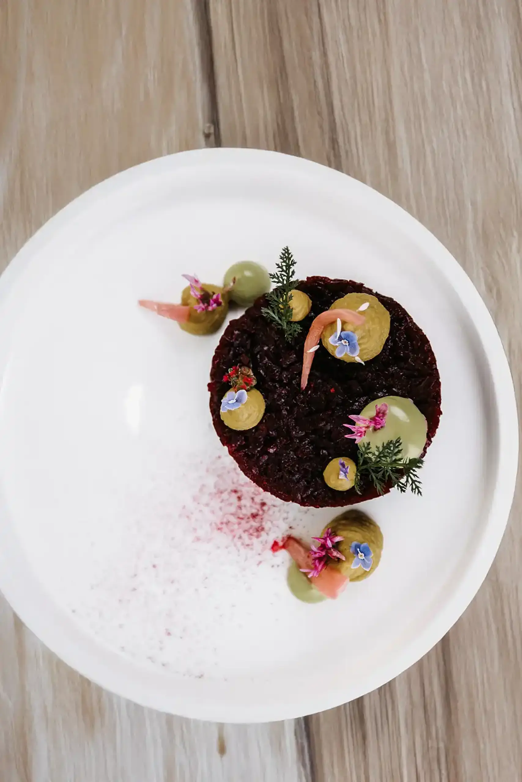 Hofgut Apartment & Lifestyle Resort Wagrain in Wagrain – Kreativ angerichtetes Gourmetgericht auf weißem Teller | Wellnesshotel Salzburger Land