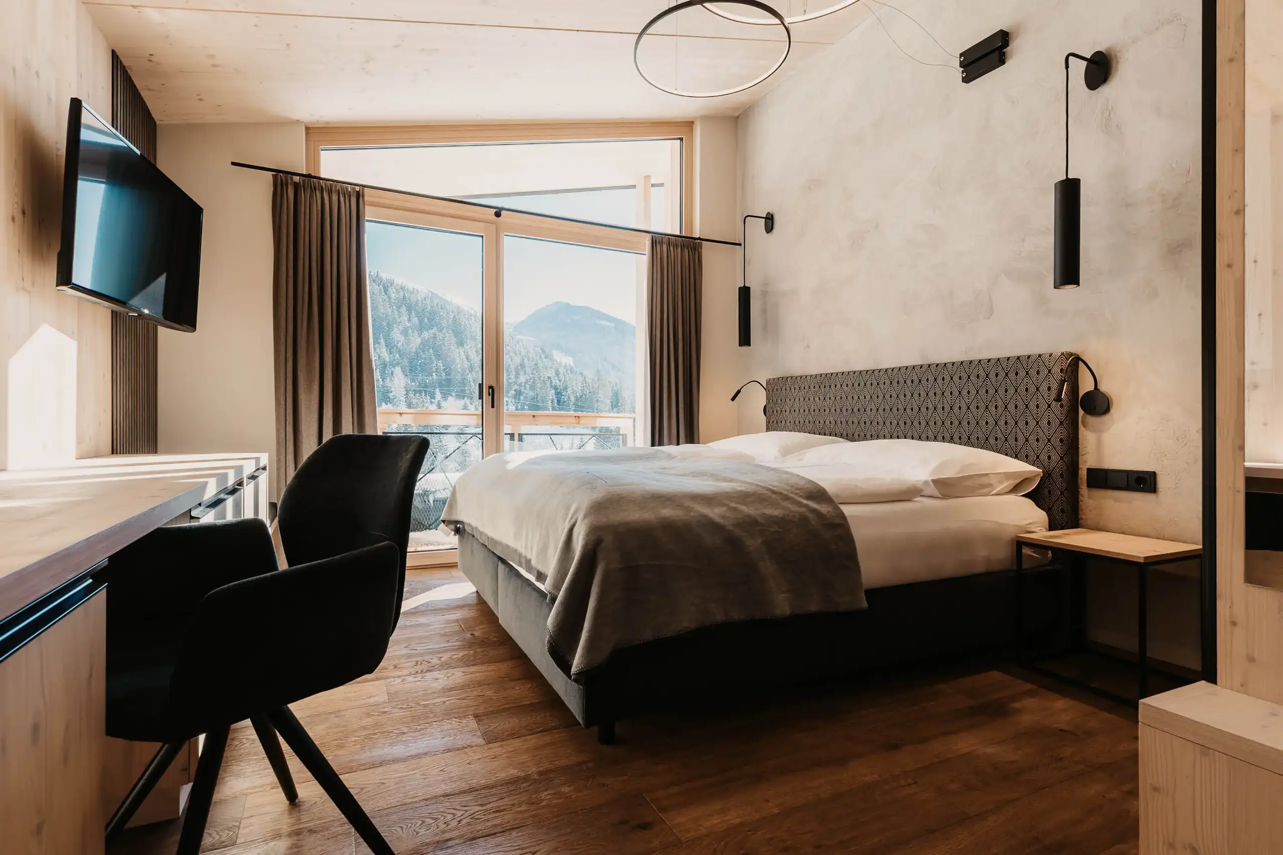 Hofgut Apartment & Lifestyle Resort Wagrain in Wagrain – Modernes Doppelzimmer mit Bergblick und Balkon | Wellnesshotel Salzburger Land