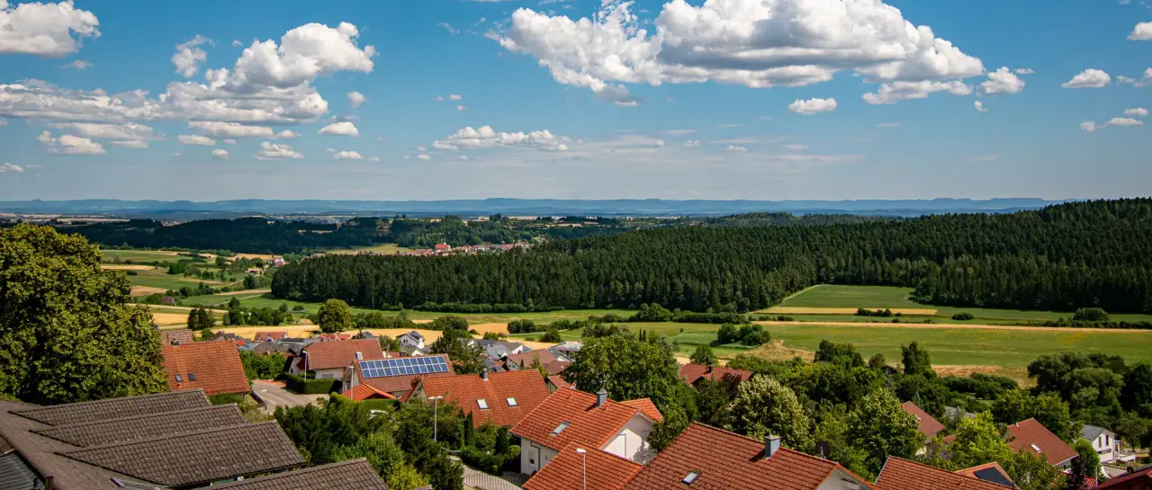 Malerischer Panoramablick über die grüne Landschaft mit Wäldern und einem Dorf vom Vital- und Wellnesshotel Albblick.