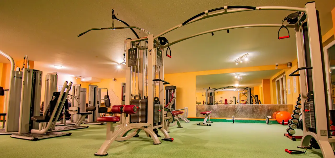 Gut ausgestatteter Fitnessraum mit modernen Trainingsgeraeten im Vital- und Wellnesshotel Albblick.
