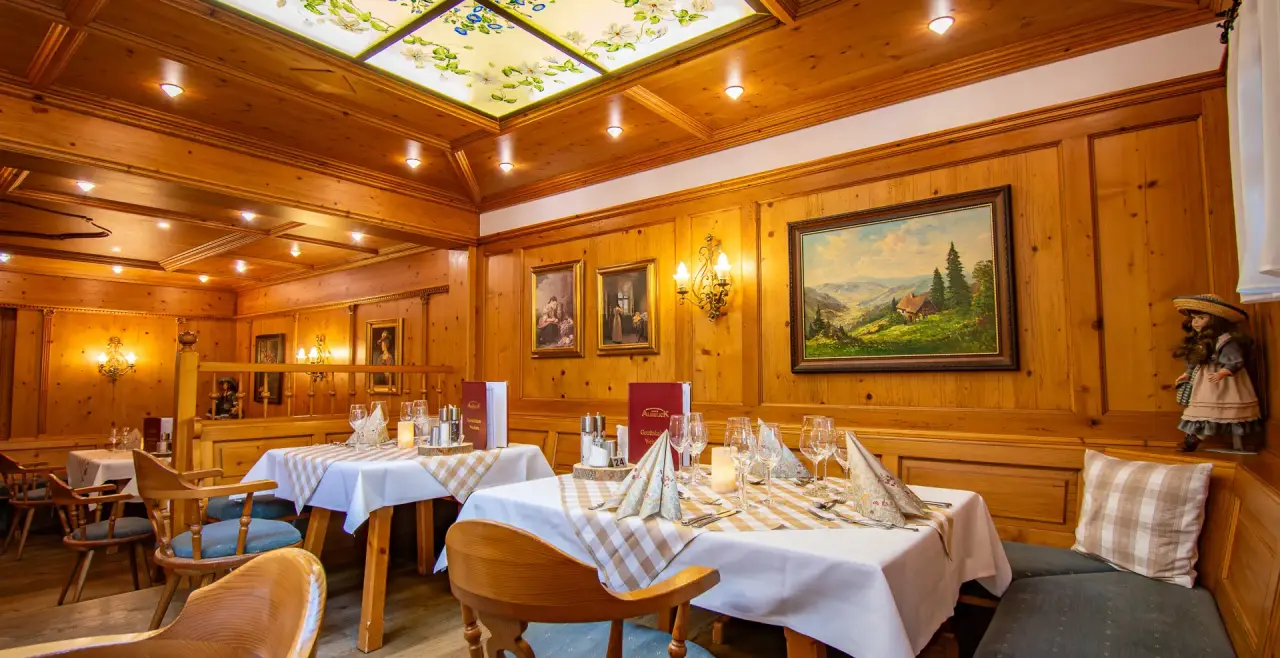 Traditionelles Restaurant im Vital- und Wellnesshotel Albblick mit Holztäfelung, festlich gedeckten Tischen und gemütlicher Atmosphäre.