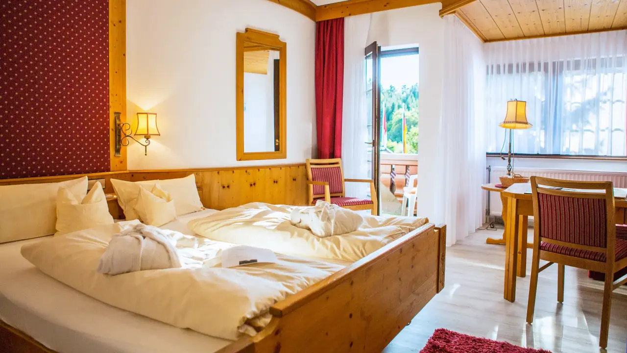 Gemütliches Doppelzimmer mit Balkon und Bergblick im Vital- und Wellnesshotel Albblick.