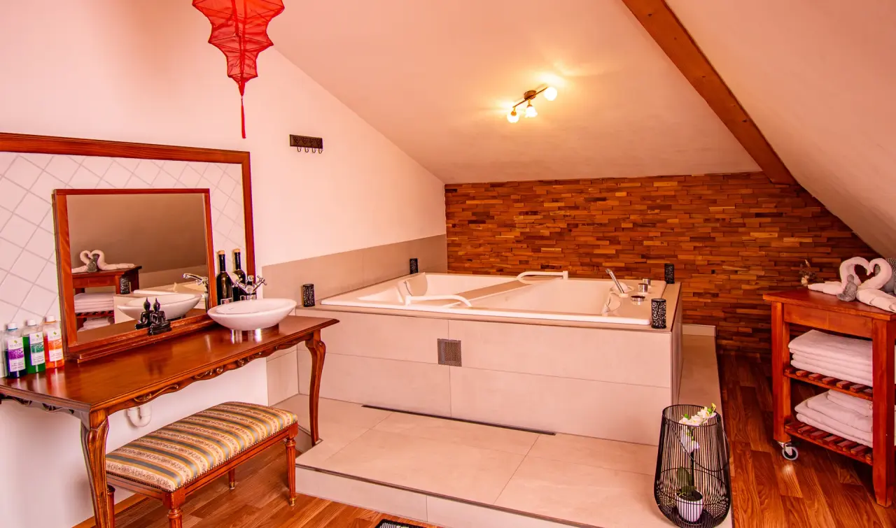 Geräumiges Hotelzimmer mit Whirlpool und Waschtisch im Vital- und Wellnesshotel Albblick