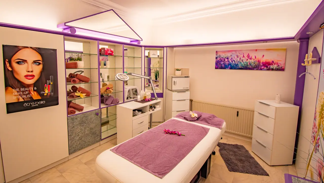 Behandlungsraum für Kosmetik und Wellness im Vital- und Wellnesshotel Albblick mit Massageliege und Produkten.