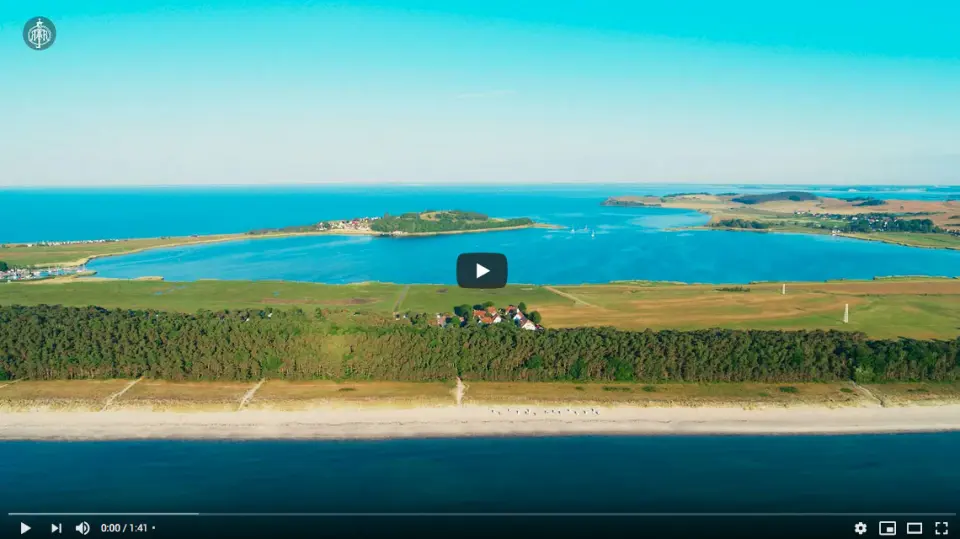 Panoramablick auf die Ostseeküste mit Strand, Wald und Boddenlandschaft beim Fürst Jaromar Resort & Spa.