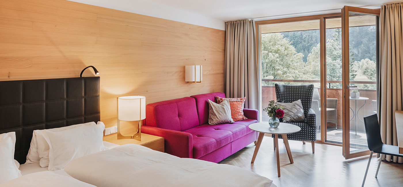 Gesundhotel Bad Reuthe****s in Reuthe – Komfortables Hotelzimmer mit Balkon und Bergblick | Wellnesshotel Bregenzerwald