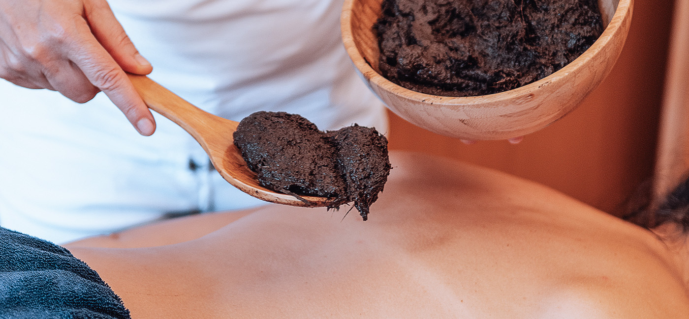 Gesundhotel Bad Reuthe****s in Reuthe – Detailaufnahme einer Moorpackung im Spa-Bereich | Wellnesshotel Bregenzerwald