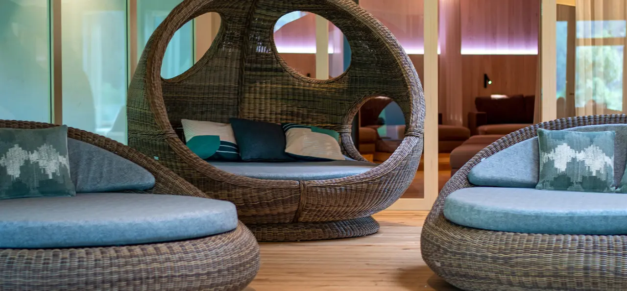 Gesundhotel Bad Reuthe****s in Reuthe – Gemütliche Rattan-Sessel in einem Entspannungsbereich | Wellnesshotel Bregenzerwald