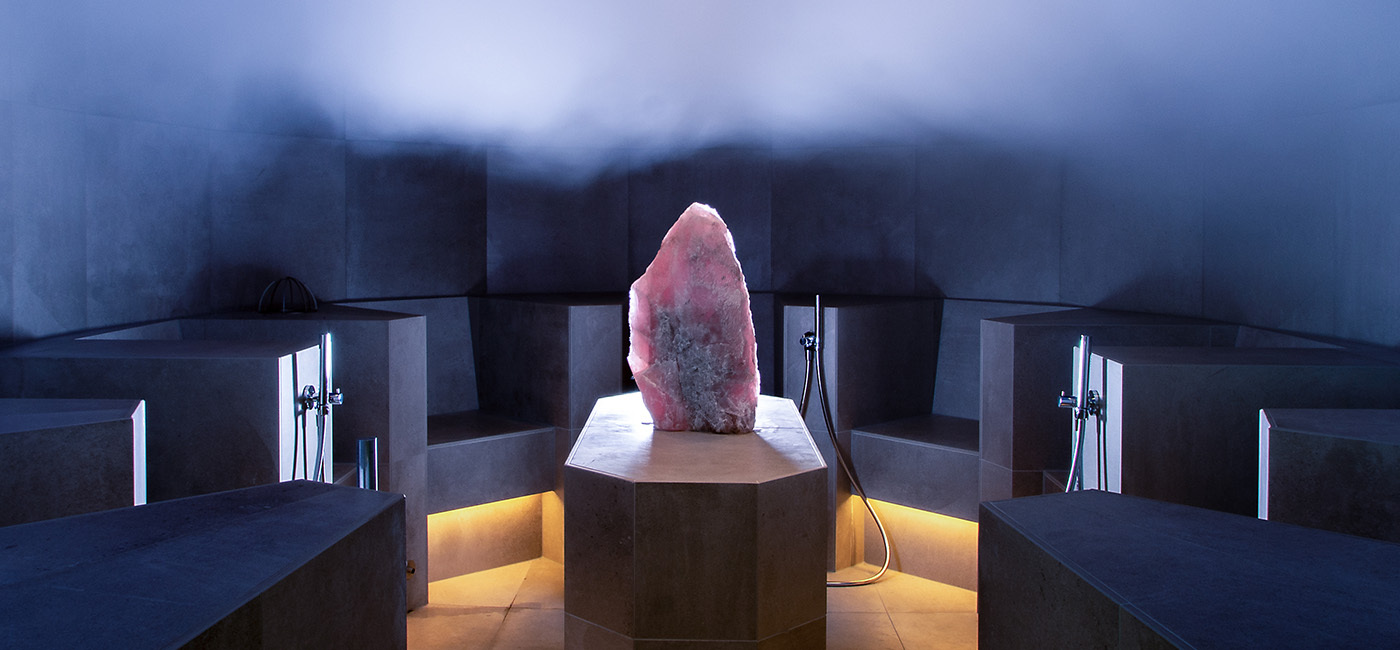 Gesundhotel Bad Reuthe in Reuthe – Modernes Dampfbad mit großem Rosenquarz-Kristall | Wellnesshotel Bregenzerwald