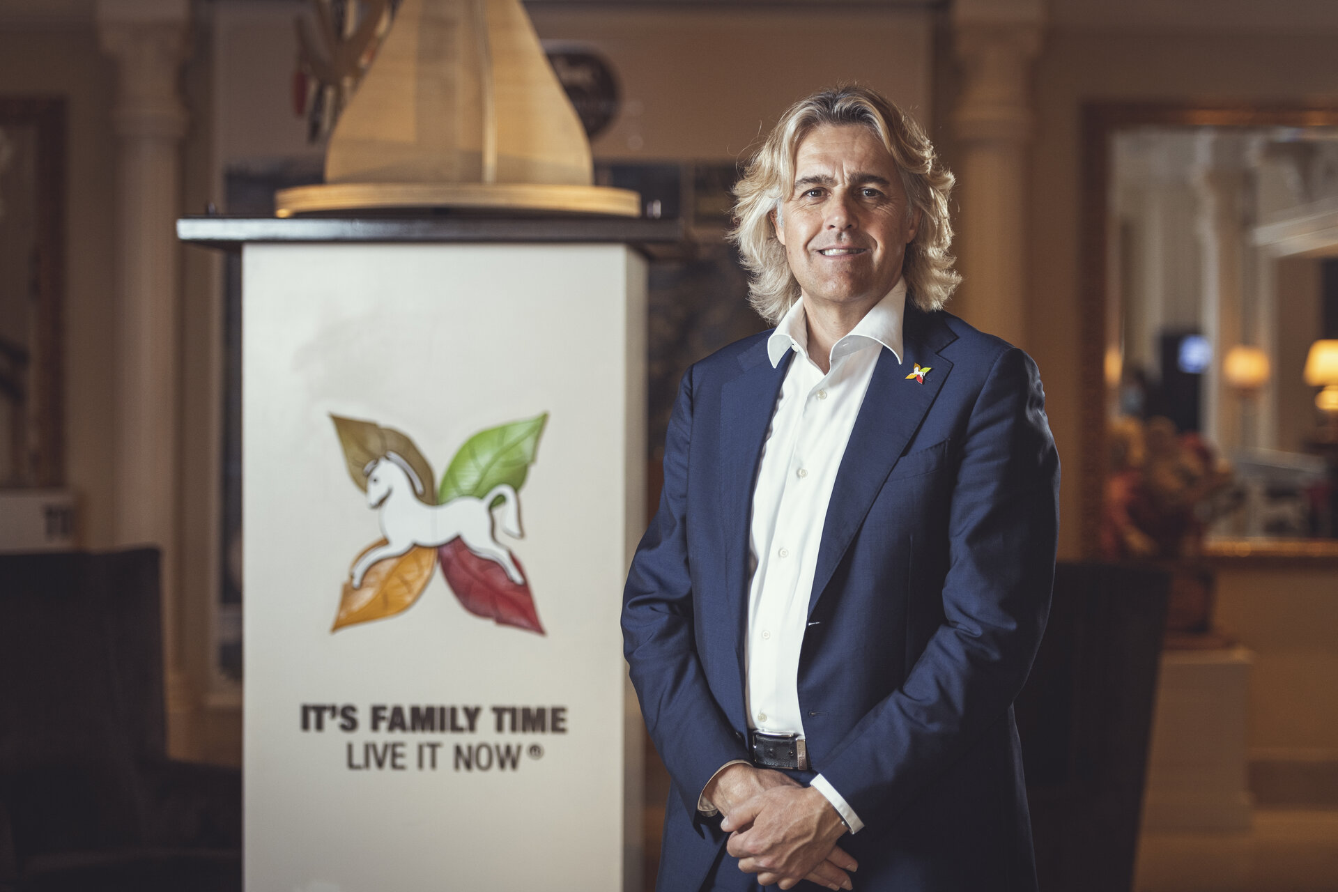 Cavallino Bianco Family Spa Grand Hotel in St. Ulrich in Gröden – Hotelmanager vor dem Hotellogo | Wellnesshotel Gröden