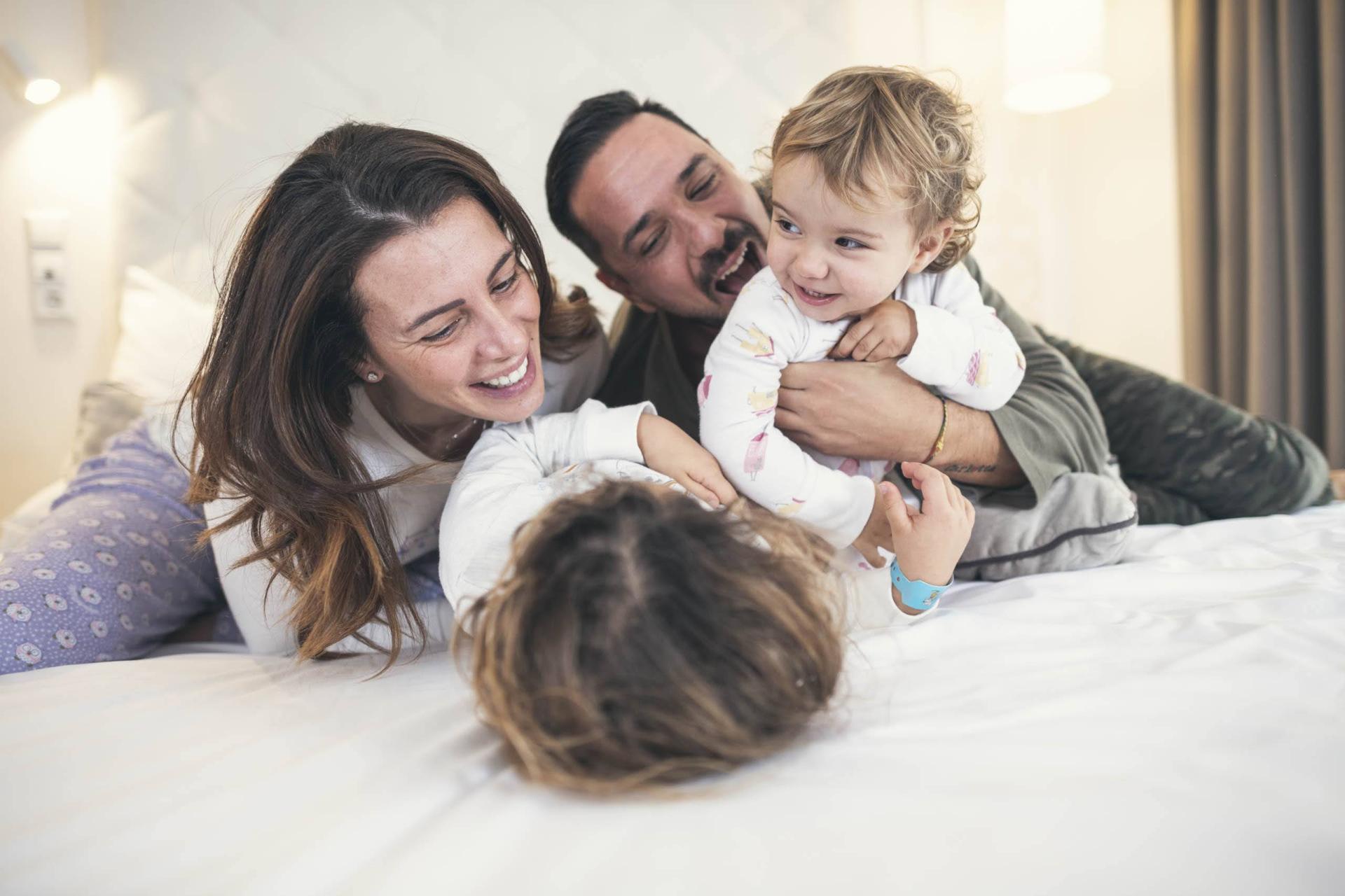 Cavallino Bianco Family Spa Grand Hotel in St. Ulrich in Gröden – Kleinkind im bunten Bällebad | Wellnesshotel Gröden