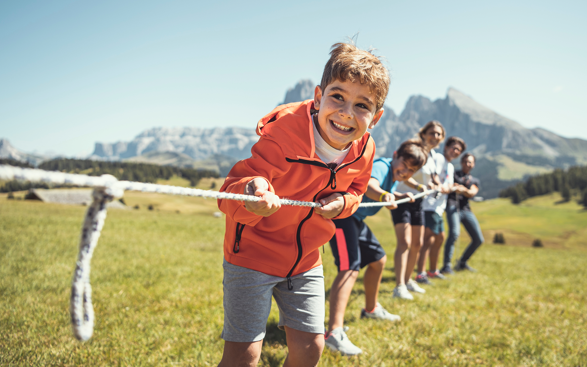 Cavallino Bianco Family Spa Grand Hotel in St. Ulrich in Gröden – Kinder beim Tauziehen in den Dolomiten | Wellnesshotel Gröden