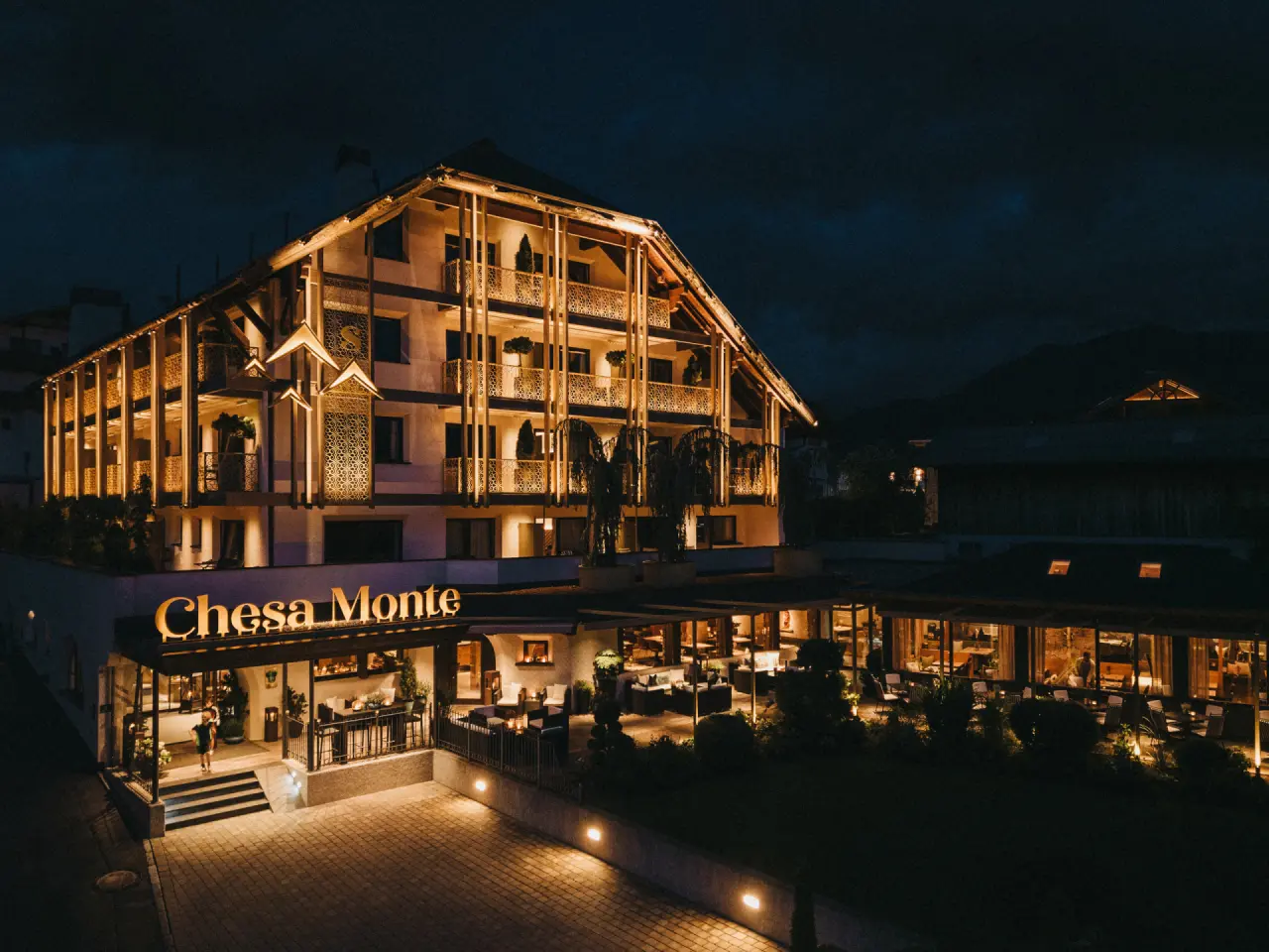 Hotel Chesa Monte in Fiss – Beleuchtete Außenansicht des Hotels bei Nacht | Wellnesshotel Tirol