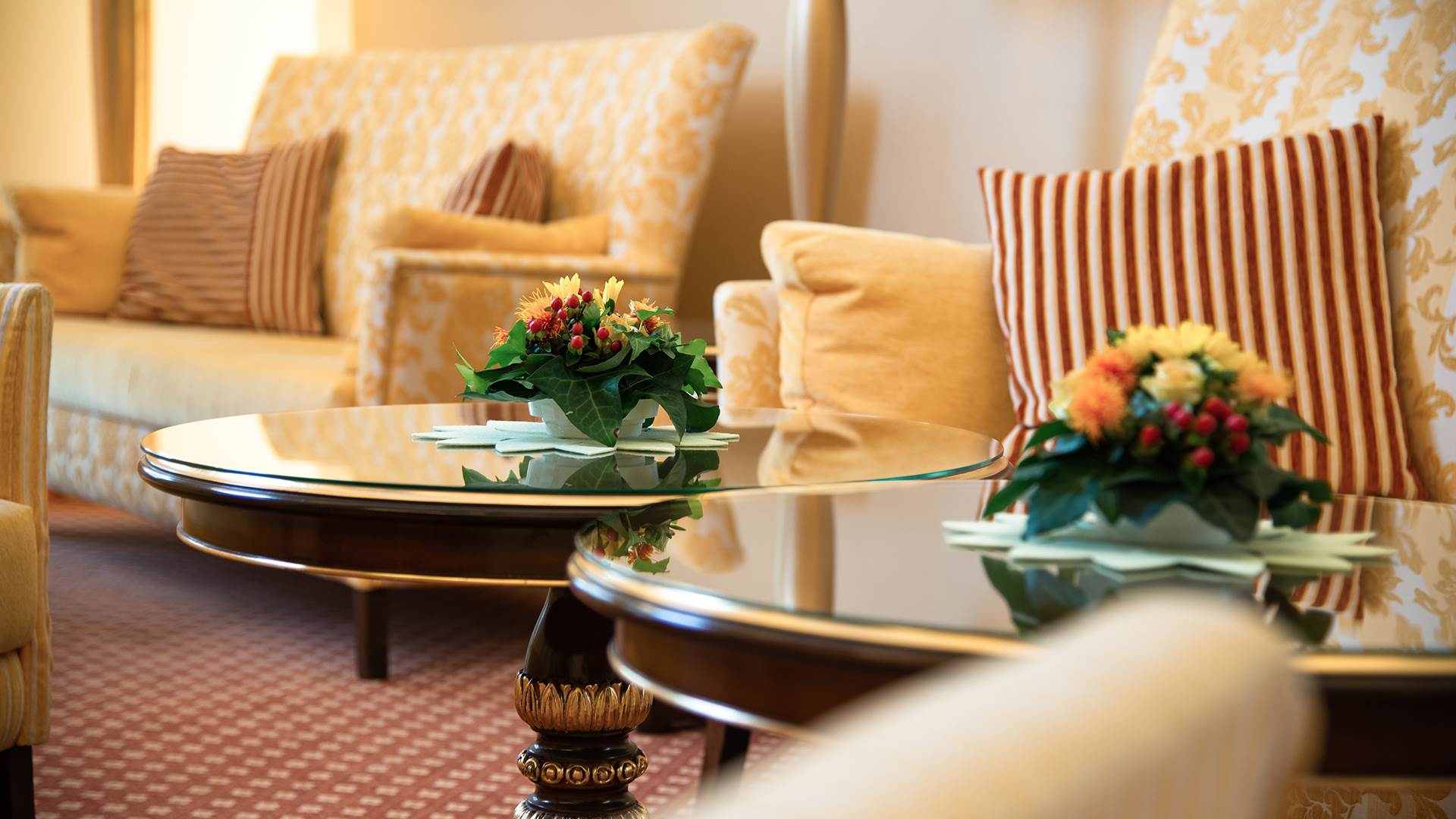 Kurhotel Zink in Bad Füssing – Dekorative Blumenarrangements auf einem Couchtisch | Wellnesshotel Niederbayern
