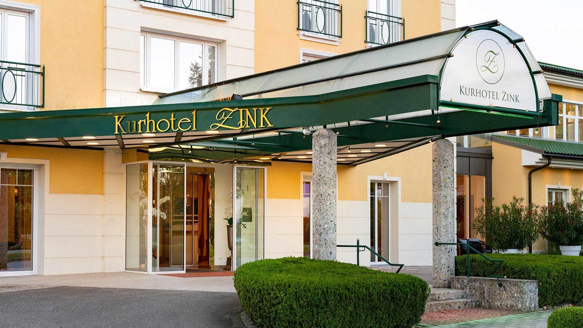 Kurhotel Zink in Bad Füssing – Hoteleingang mit Vordach und Beschilderung | Wellnesshotel Niederbayern