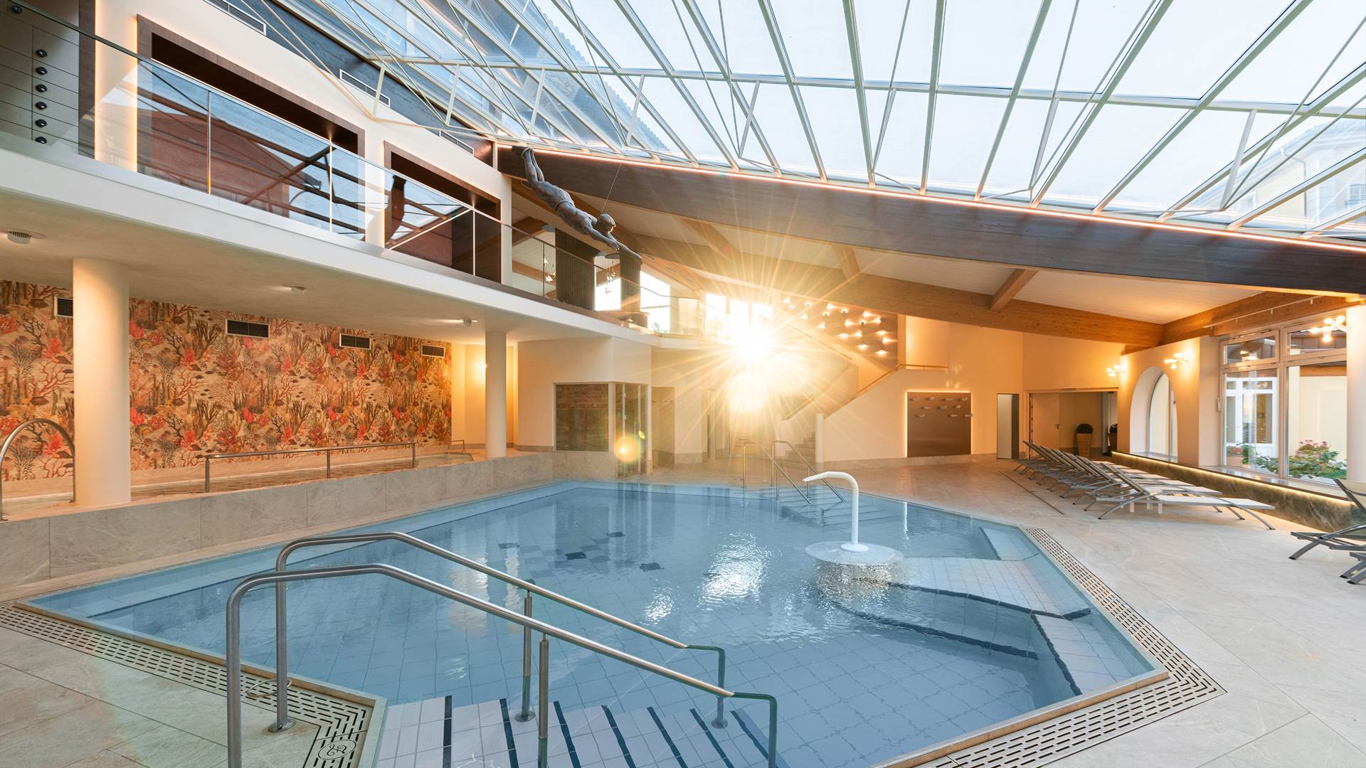 Kurhotel Zink in Bad Füssing – Innenpool mit Tageslicht und Sonnenstrahlen | Wellnesshotel Niederbayern
