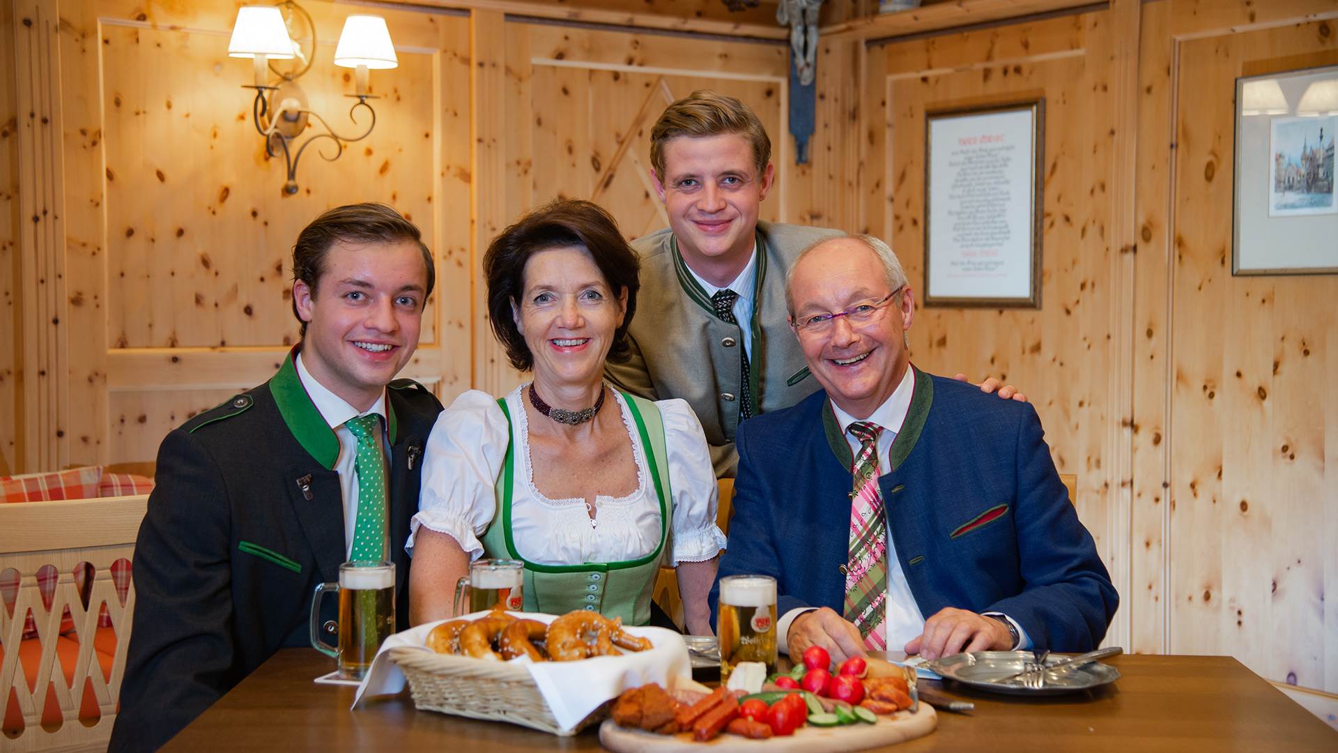 Kurhotel Zink in Bad Füssing – Hoteliersfamilie in Tracht im Restaurant | Wellnesshotel Niederbayern