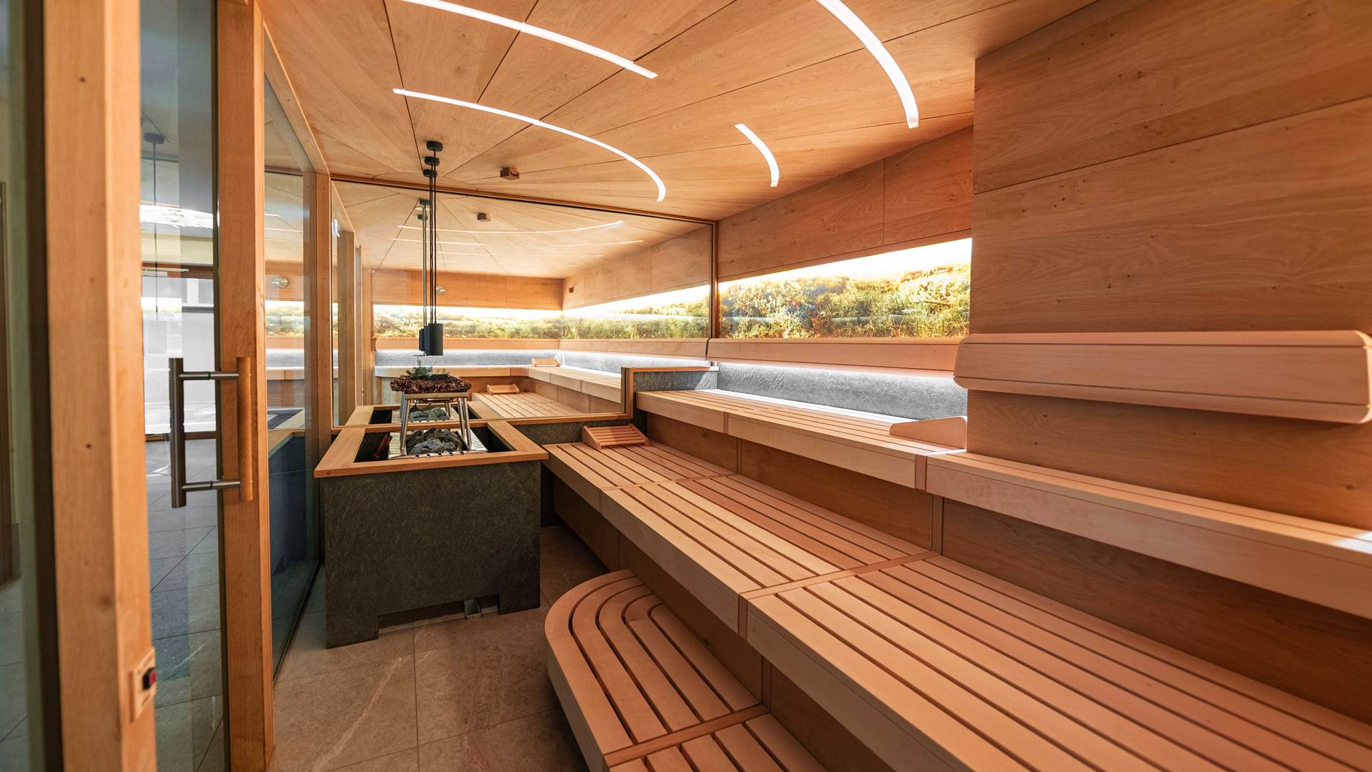 Kurhotel Zink in Bad Füssing – Moderne Sauna mit Holzdesign und indirekter Beleuchtung | Wellnesshotel Niederbayern