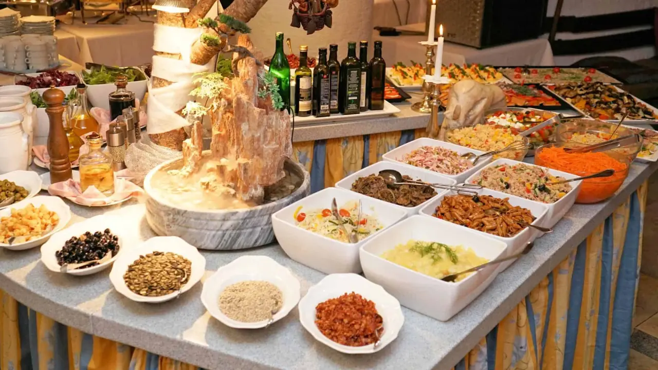 Reichhaltiges Buffet mit Salaten, warmen Speisen und Beilagen im Restaurant des Hotel Glocknerhof.