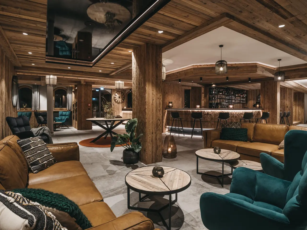 Einladende Lobby und Bar im alpinen Stil mit Holzelementen und bequemen Sitzgelegenheiten im VAYA Zillertal.