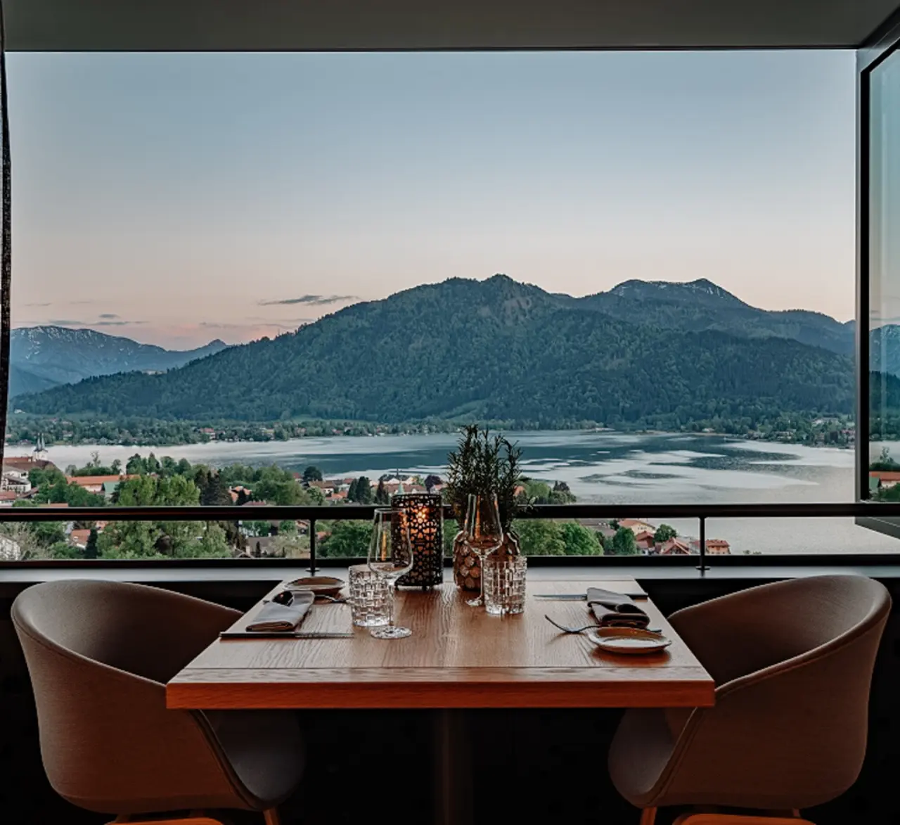 Romantisches Abendessen mit Panoramablick auf den Tegernsee und die bayerischen Alpen im Hotel DAS TEGERNSEE.