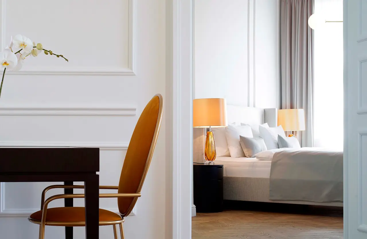 Elegantes Schlafzimmer mit Doppelbett und stilvoller Einrichtung im Hotel DAS TEGERNSEE.