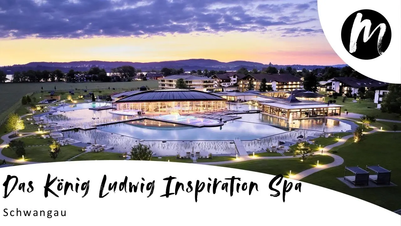 Abendliche Gesamtansicht des Das König Ludwig Inspiration SPA mit beleuchteter Pool- und Wellnesslandschaft in Schwangau.
