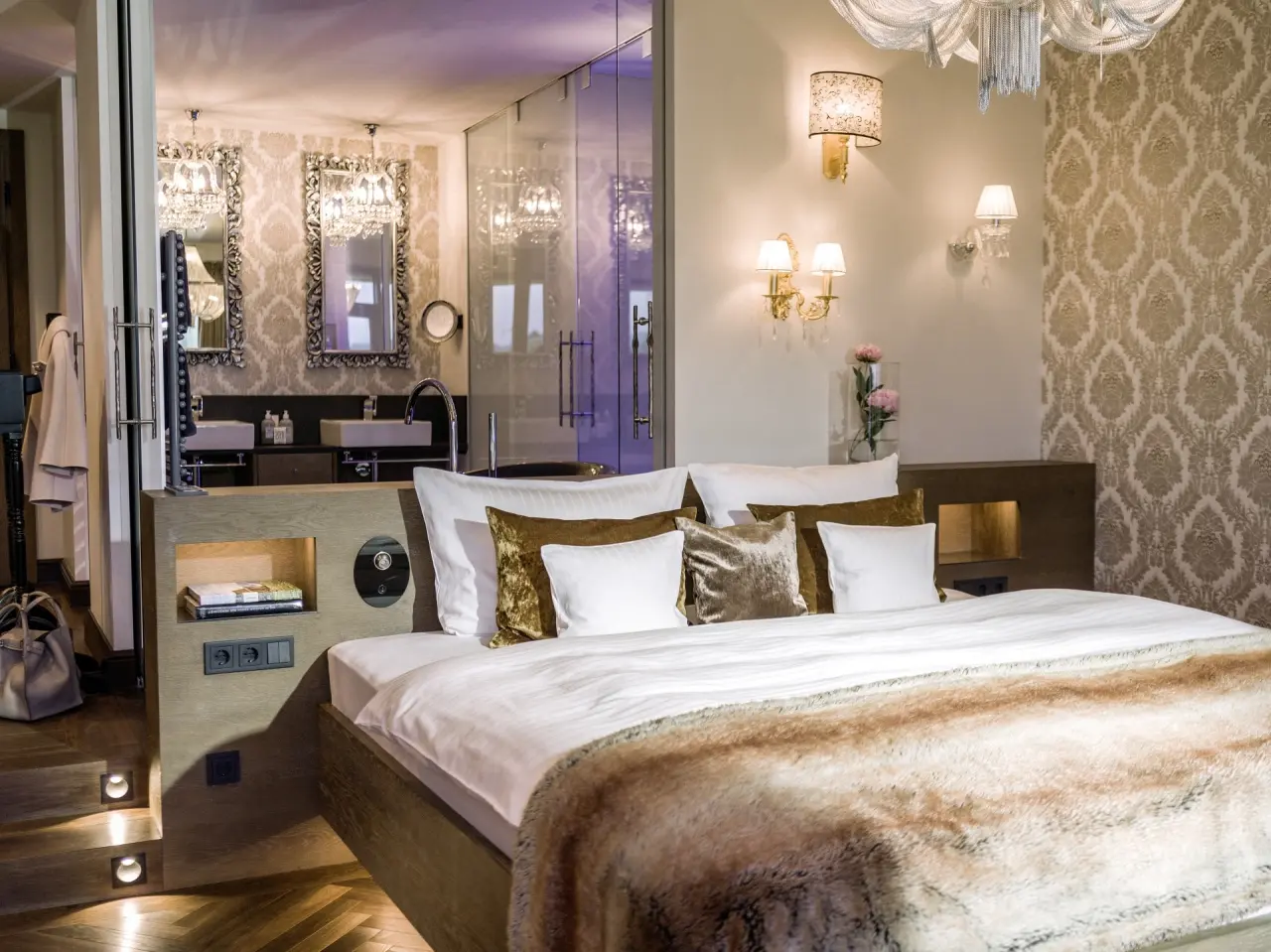 Komfortables Hotelzimmer mit luxuriösem Doppelbett und stilvollem Bad im Das König Ludwig Inspiration SPA.