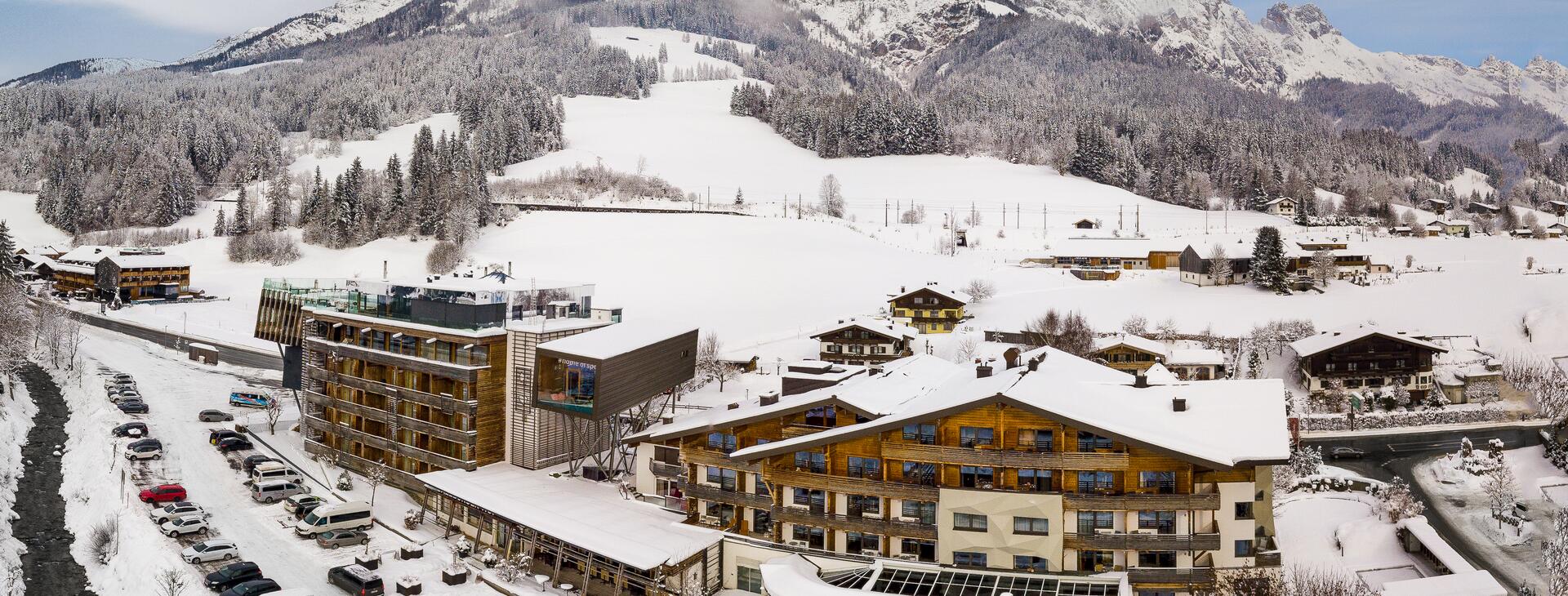 Salzburger Hof Leogang in Leogang – Winterpanorama des Hotels mit verschneiten Bergen | Wellnesshotel Salzburger Land