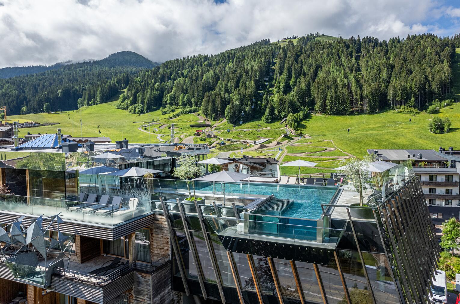 Salzburger Hof Leogang in Leogang – Dachterrasse mit Infinity-Pool und Bergblick im Sommer | Wellnesshotel Salzburger Land