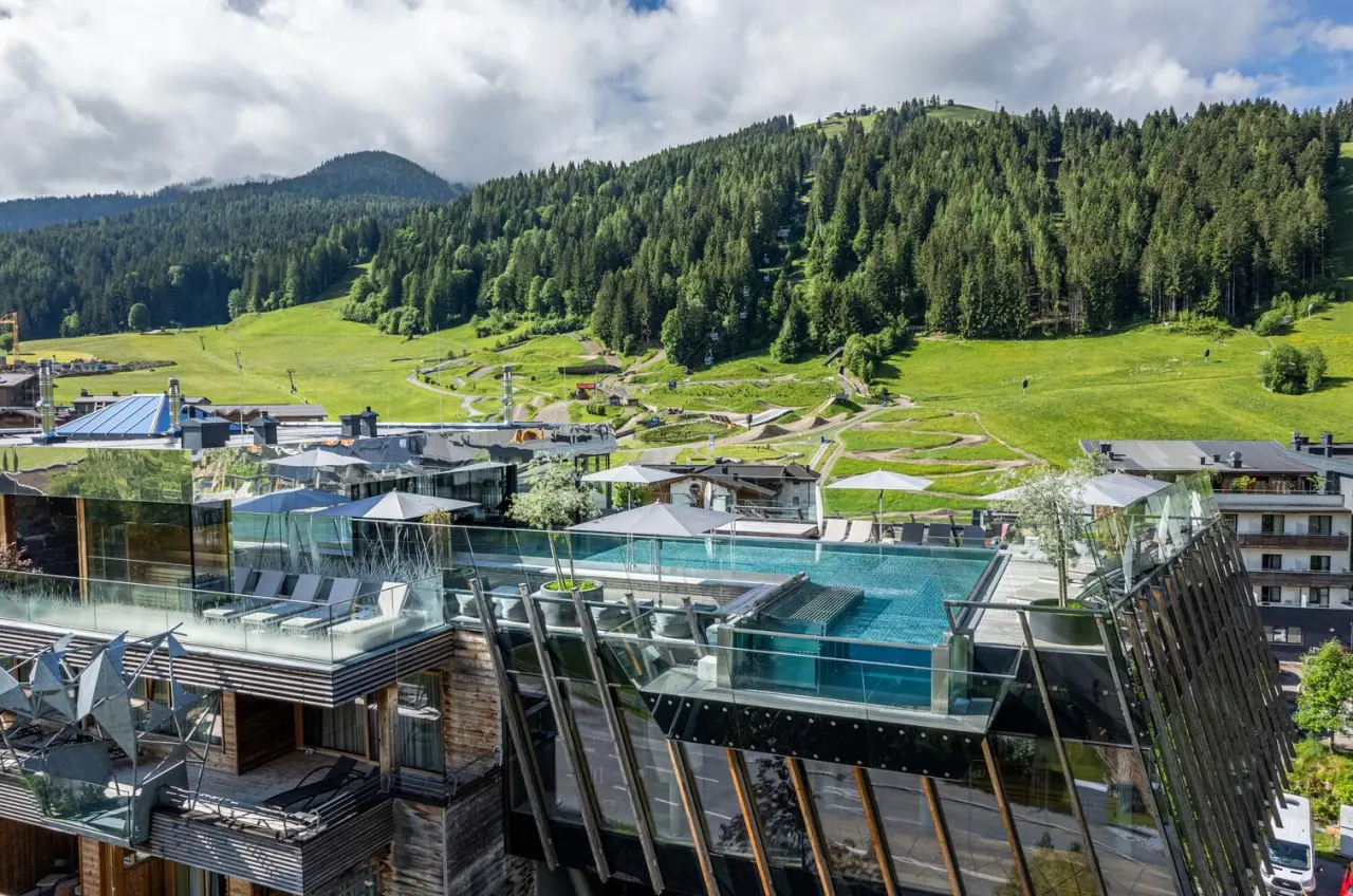 Salzburger Hof Leogang in Leogang – Dachterrasse mit Infinity-Pool und Bergblick im Sommer | Wellnesshotel Salzburger Land