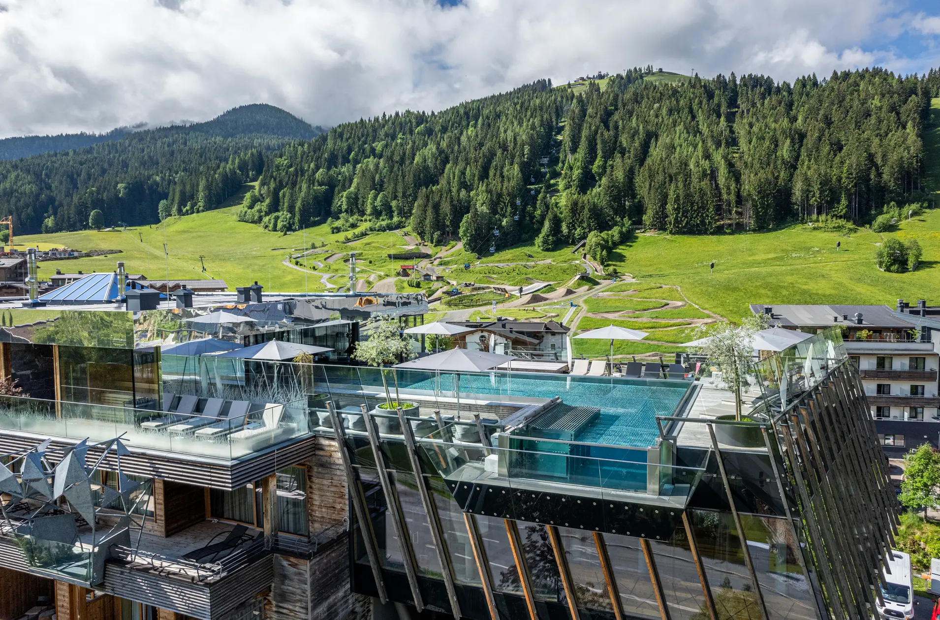 Salzburger Hof Leogang in Leogang – Dachterrasse mit Infinity-Pool und Bergblick im Sommer | Wellnesshotel Salzburger Land