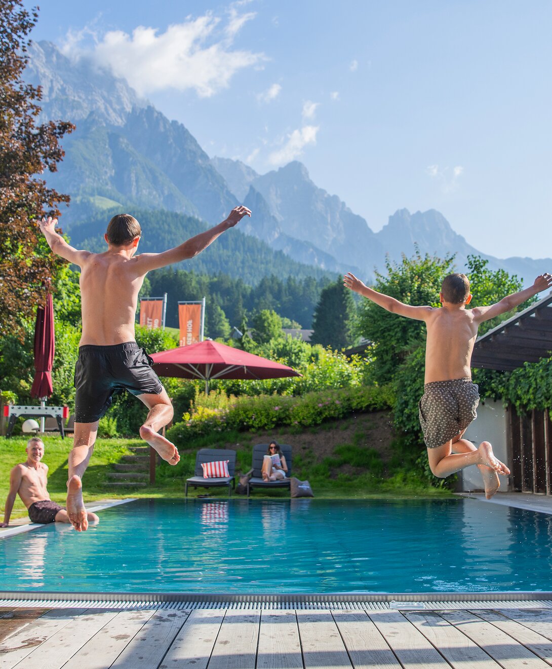 Salzburger Hof Leogang in Leogang – Outdoor-Pool mit Kindern und Bergblick | Wellnesshotel Salzburger Land