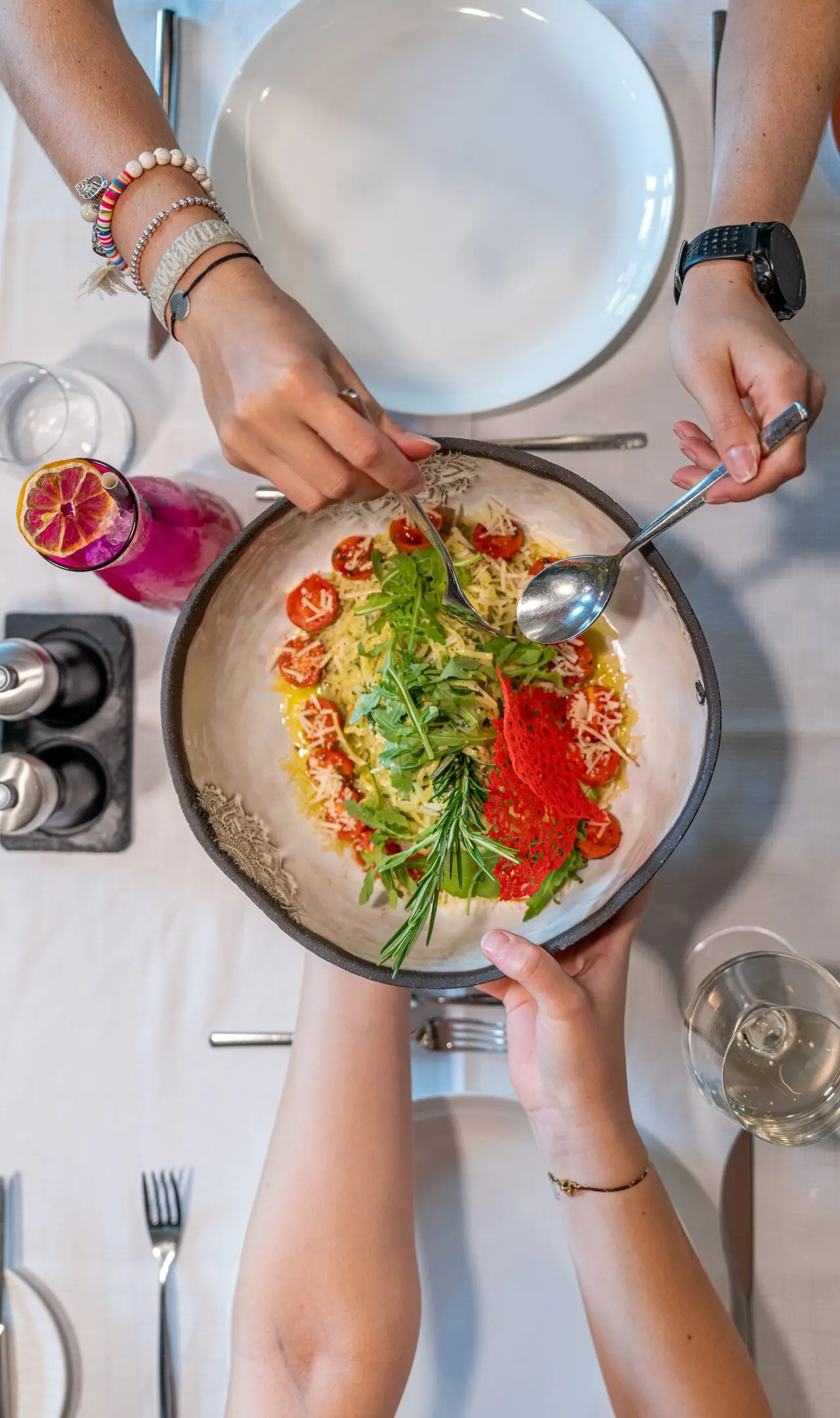 Salzburger Hof Leogang in Leogang – Gemeinsames Essen mit frischer Pasta am Tisch | Wellnesshotel Salzburger Land