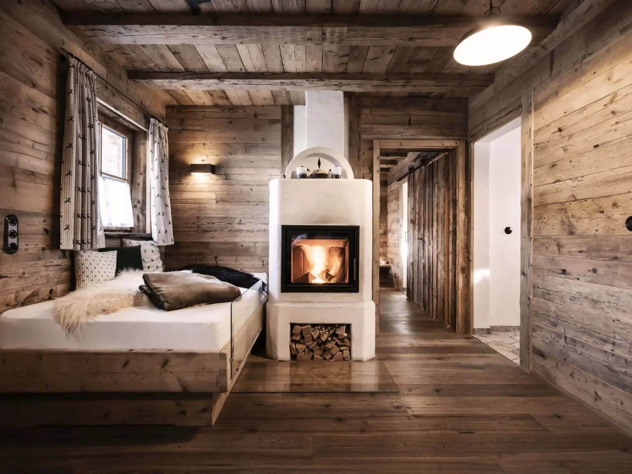 Gemütliches Chalet-Zimmer mit Kamin und rustikalem Holzdesign im Alpin Chalets Oberjoch.