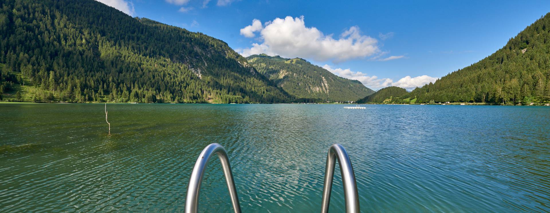 haldensee Naturerlebnis- und Wellnesshotel in Nesselwängle – Blick vom Steg auf den Haldensee mit Bergpanorama | Wellnesshotel Tirol