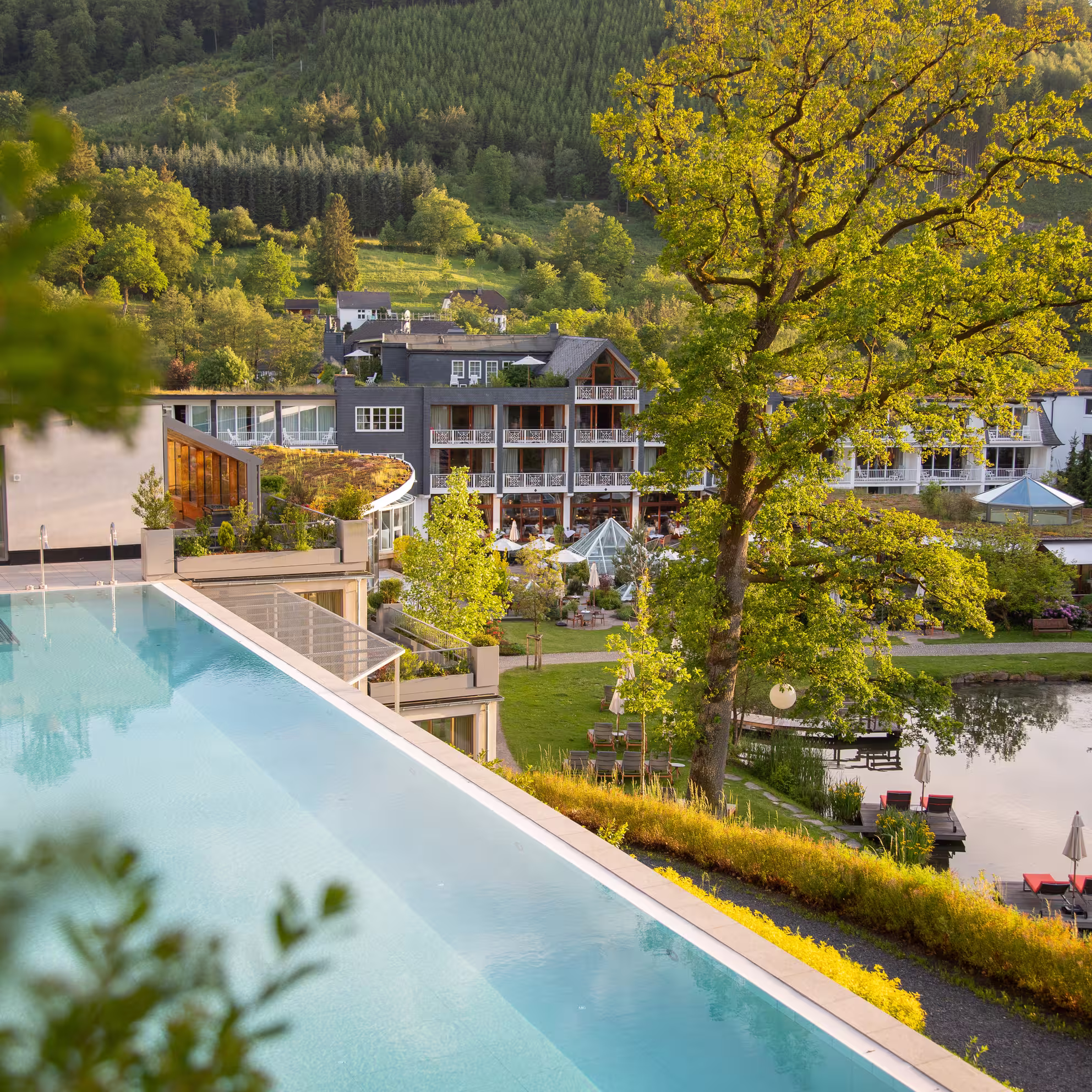 Romantikhotel Deimann in Schmallenberg-Winkhausen – Infinity-Außenpool mit Hotelanlage und Natur | Wellnesshotel Sauerland