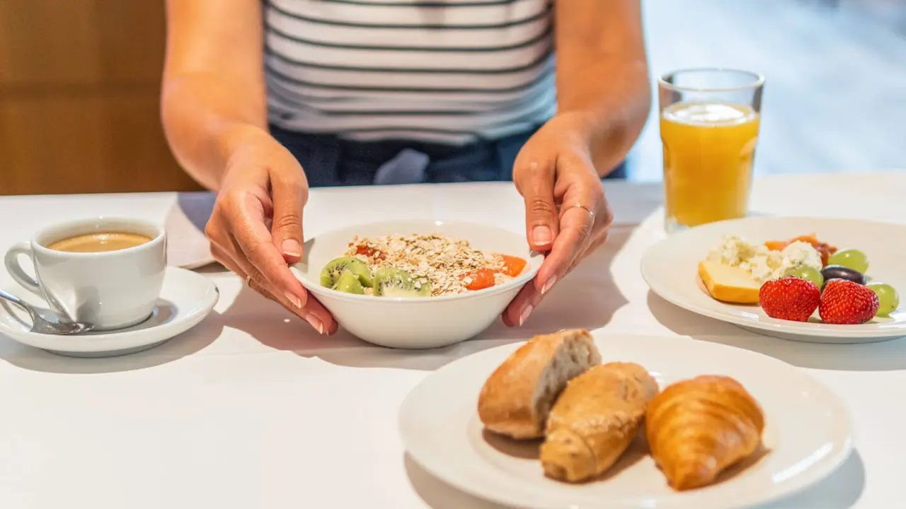 Gesundes Frühstück mit Müsli, frischem Obst, Kaffee und Gebäck im Hotel die Wälderin****s