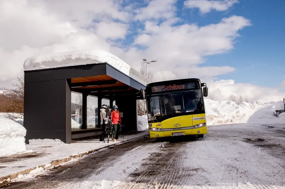 Skibus am Busbahnhof in verschneiter Winterlandschaft nahe Hotel Hochfilzer