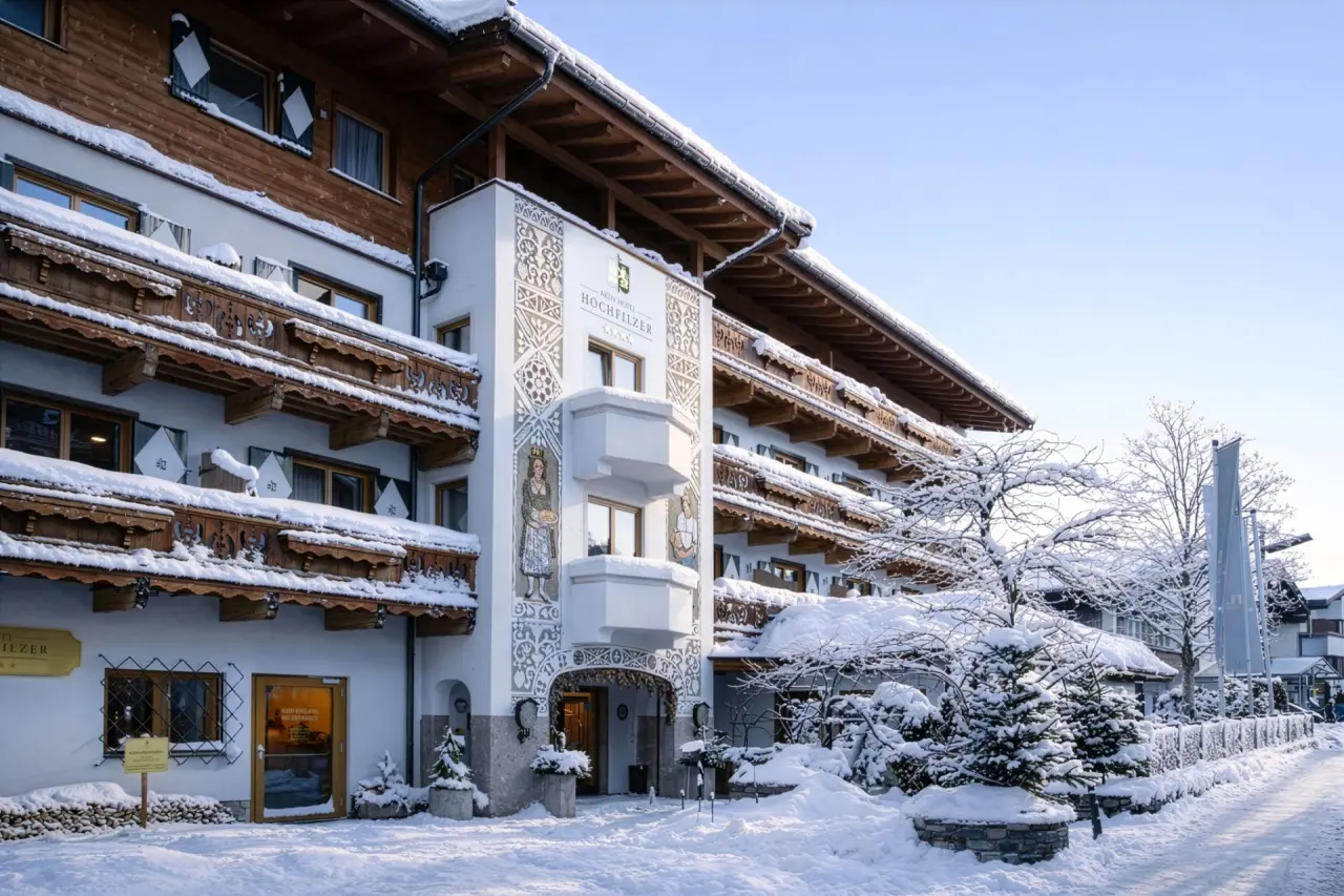 Winterliche Aussenansicht des Aktiv Hotel Hochfilzer, verschneit und einladend, mit traditioneller Architektur in den Alpen.
