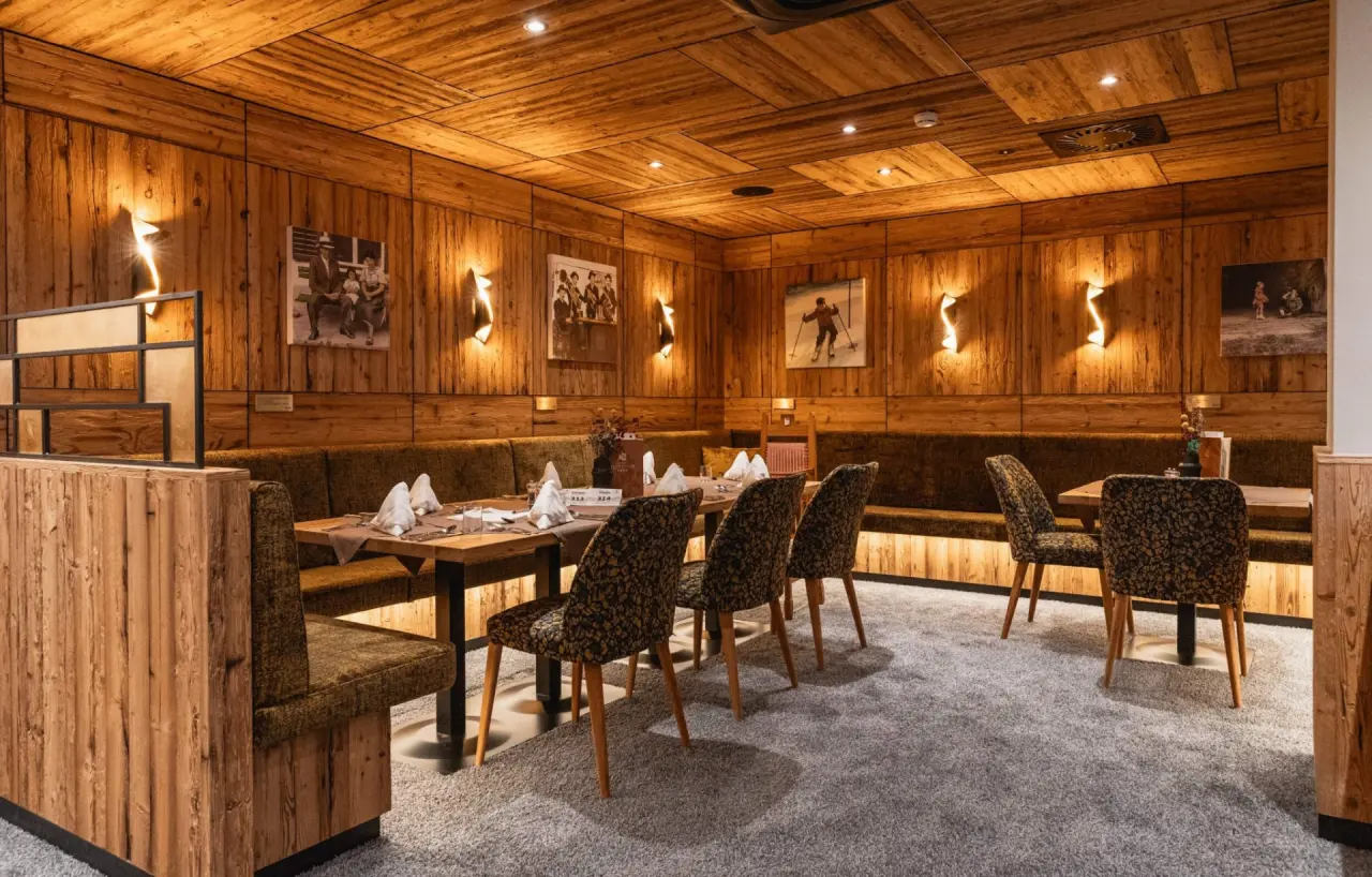 Gemütliches Restaurant im alpinen Stil mit Holzwänden und bequemen Sitzbänken im Hotel Hochfilzer.