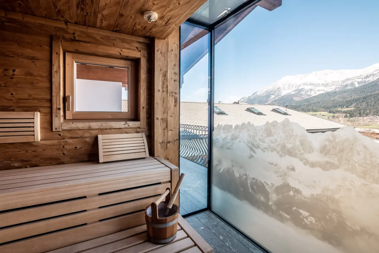 Moderne Holzsauna mit Panoramablick auf die verschneiten Berge im Hotel Hochfilzer