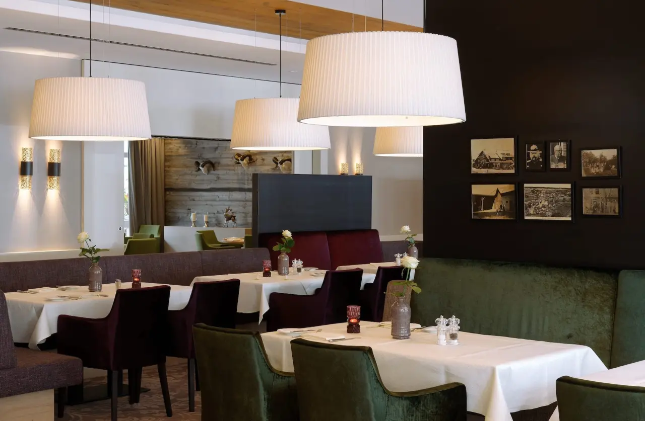 Einladendes Restaurant im Ringhotel Sellhorn mit elegant gedeckten Tischen und gemütlichen Sitzbereichen.